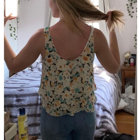 Floral Flow Top - Picture 2 of 4